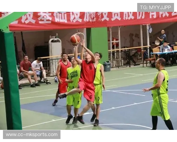 上海队上篮被封盖后迅速打出反击得分，展现完美团队协作